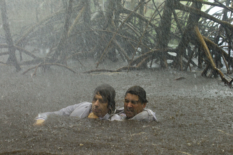 Ben Mendelsohn (Danny Rayburn) og Kyle Chandler (John Rayburn). Foto: Saeed Adyani, Netflix.