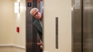 Ted Danson vender tilbage i ‘A Man on the Inside’ sæson 2