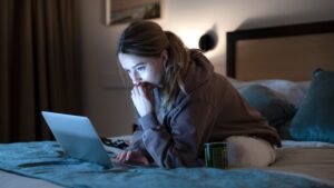 Løgnhistorie om kræftsyg pige bliver til Netflix-serie: ‘Apple Cider Vinegar’