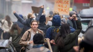 Netflix køber Thomas Vinterbergs ‘Familier som vores’