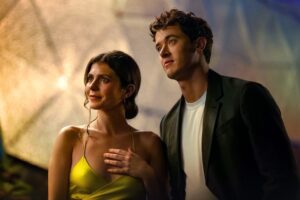 Se første trailer til Emily Henry-filmatiseringen ‘Dig og mig på ferie’ på Netflix