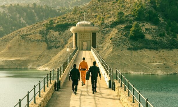 Verden går under i ‘Papirhuset’-skabernes nye Netflix-serie: ‘Milliardærbunkeren’