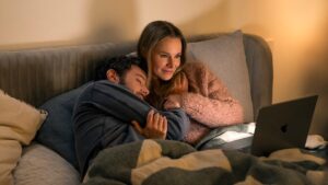 Hitserien ‘Nobody Wants This’ er snart tilbage på Netflix