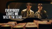Se serien Everybody Loves Me When I’m Dead på Netflix