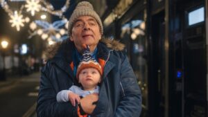Se trailer til Rowan Atkinsons nye kaotiske julekomedie ‘Man vs. Baby’