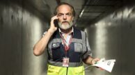 Netflix køber rettighederne til ‘The Airport Chaplain’ med Hugo Weaving