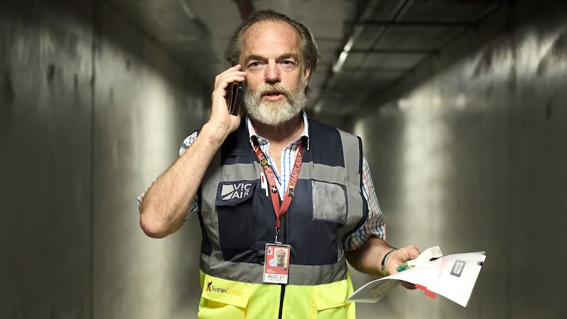 Netflix køber rettighederne til ‘The Airport Chaplain’ med Hugo Weaving